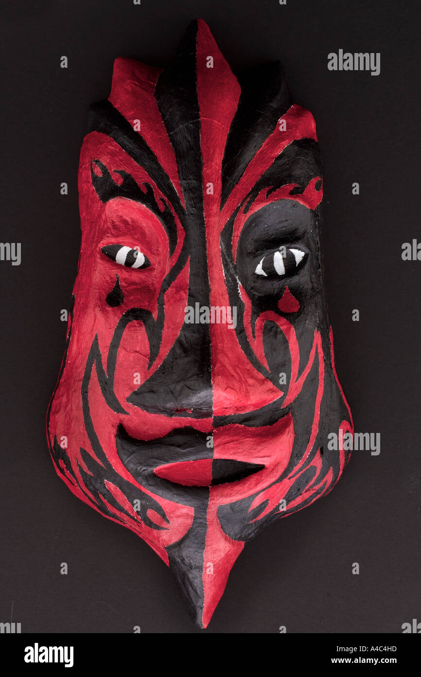 Masque de diable rouge sur noir Banque D'Images