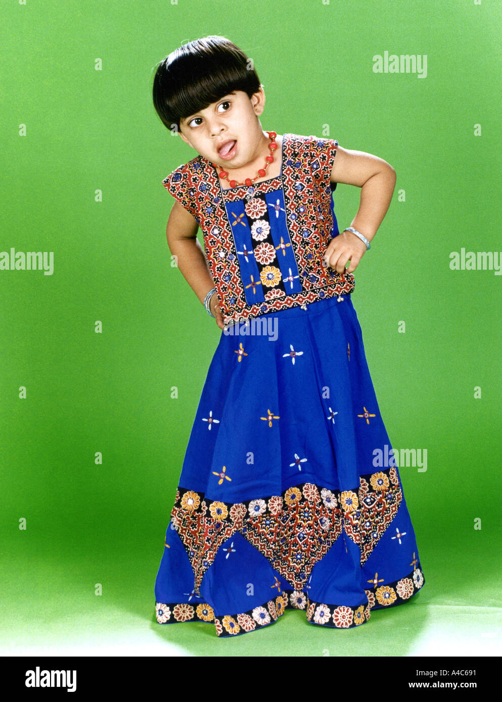 Une Petite Fille Portant Un Ghagra Choli Brode Une Tenue Traditionnelle Indienne Photo Stock Alamy