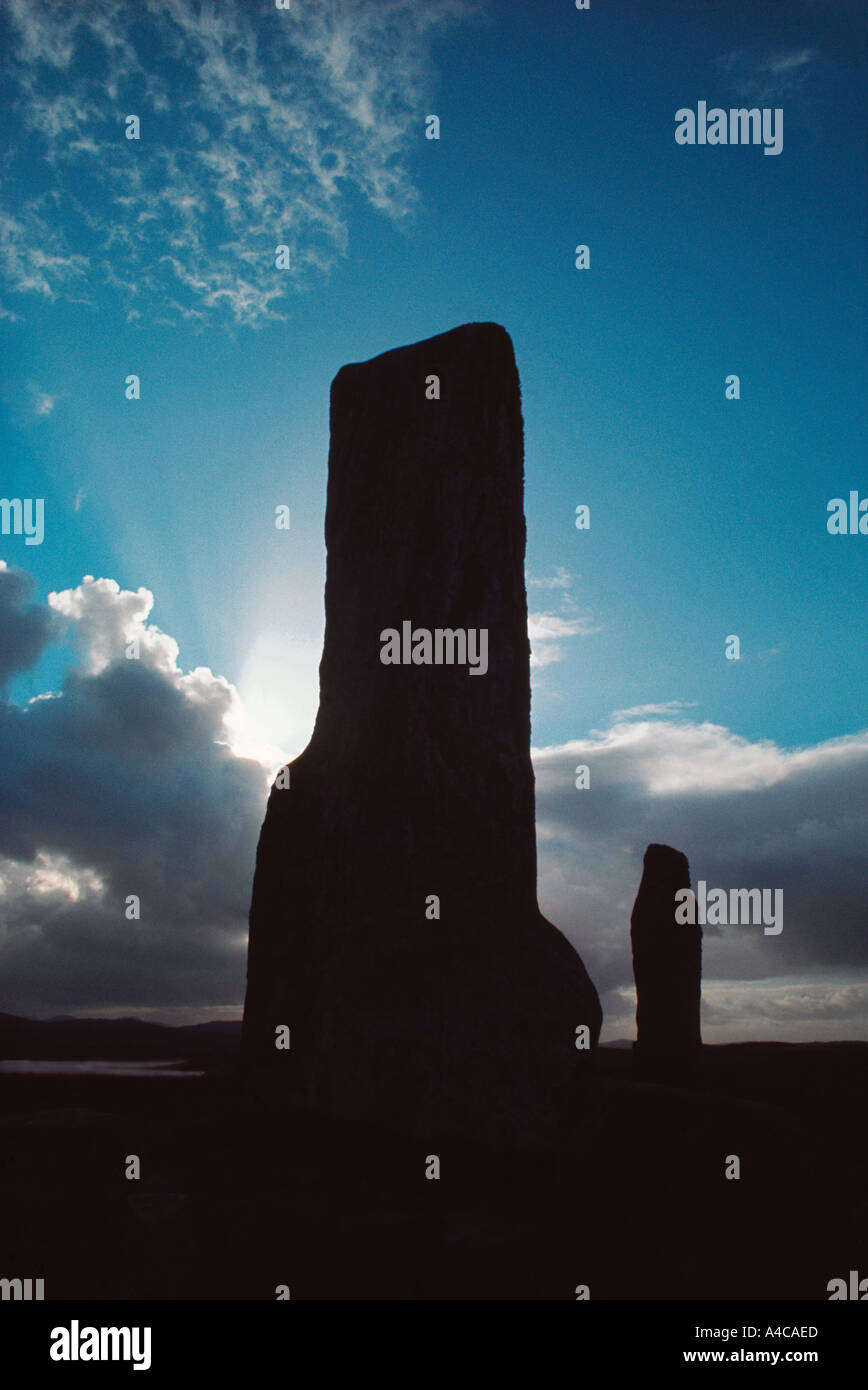 Menhirs silhouetté contre ciel dramatique partie de Stone Circle à Callanish Isle Of Lewis Hébrides extérieures en Écosse Banque D'Images