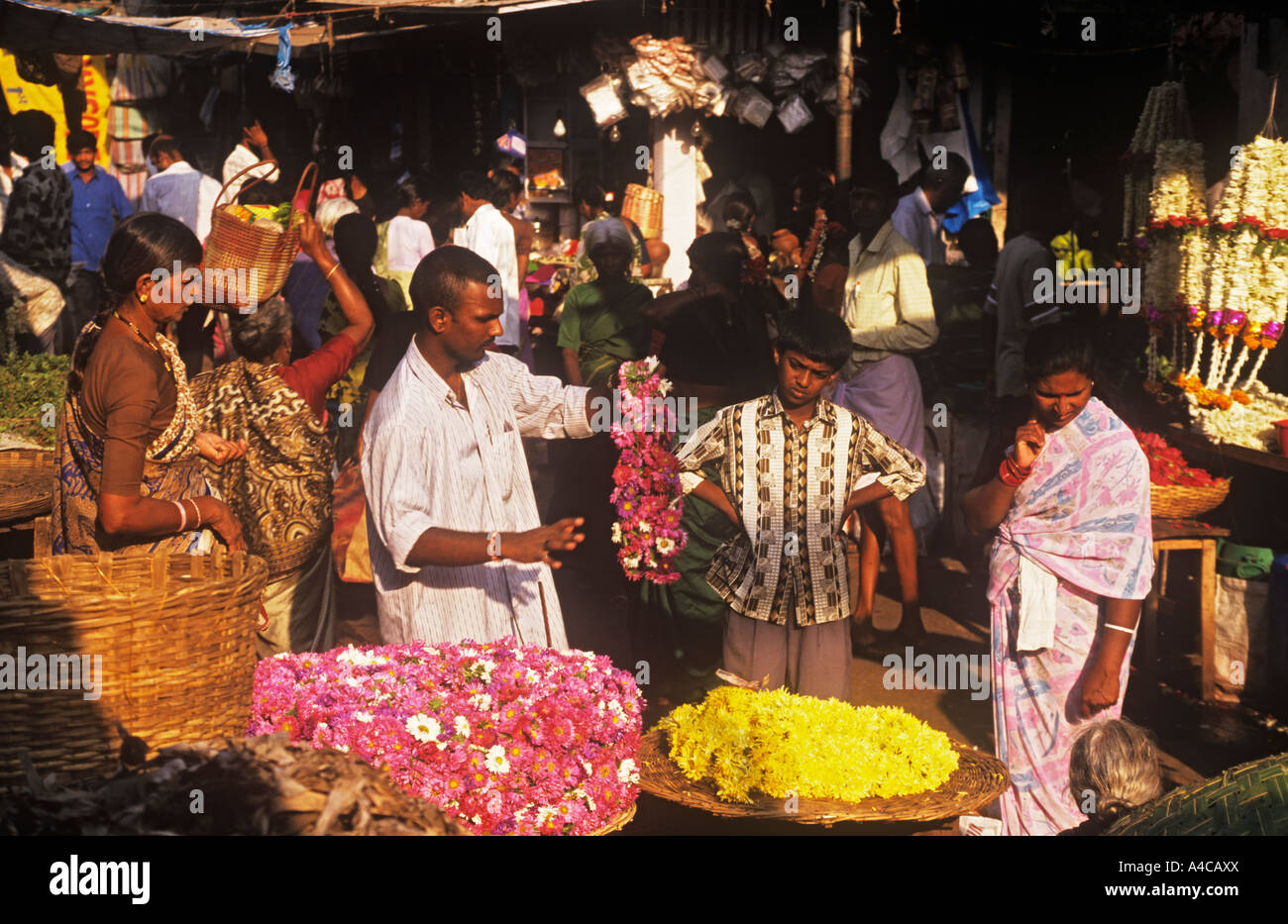 L'homme vend des guirlandes de fleurs Devaraja Market Mysore, Karnataka, Inde Banque D'Images