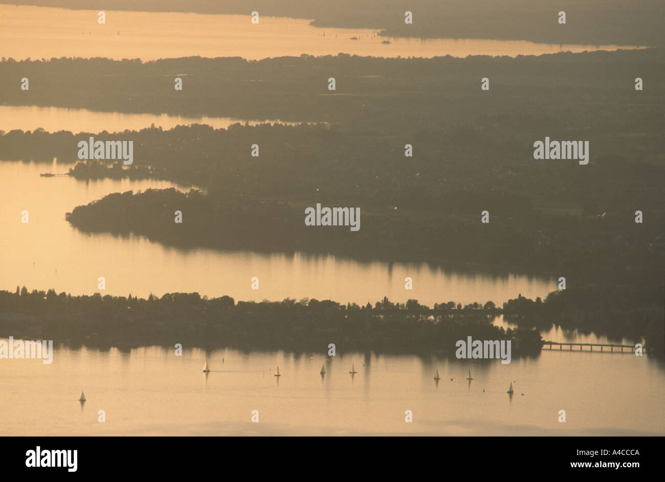 La rive allemande du lac de Constance (Bodensee) avec l'île de Lindau, au coucher du soleil de Pfaender montagne, Bregenz Autriche Banque D'Images