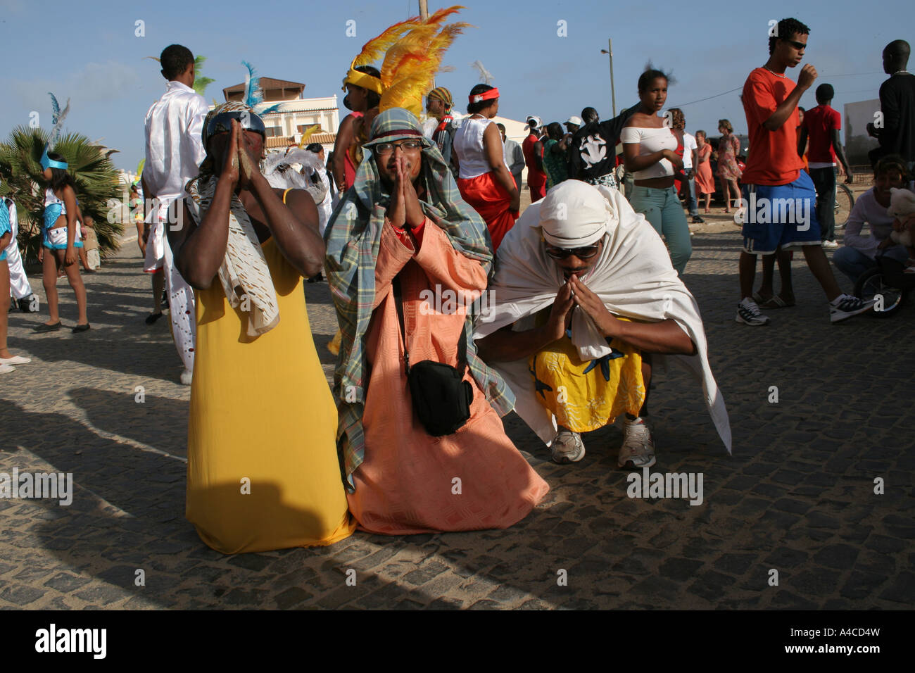 Se moquant de prières islamiques pendant le carnaval Sal Santa Maria Banque D'Images