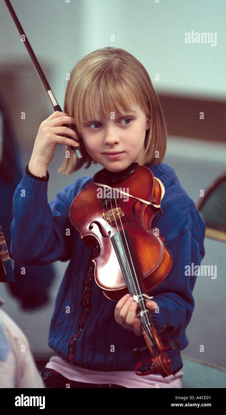 Une jeune fille joue un violon lors d'une répétition Banque D'Images