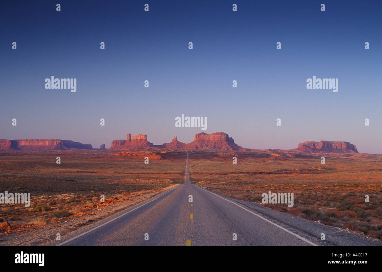 Route sans fin Momument Valley Utah USA Banque D'Images