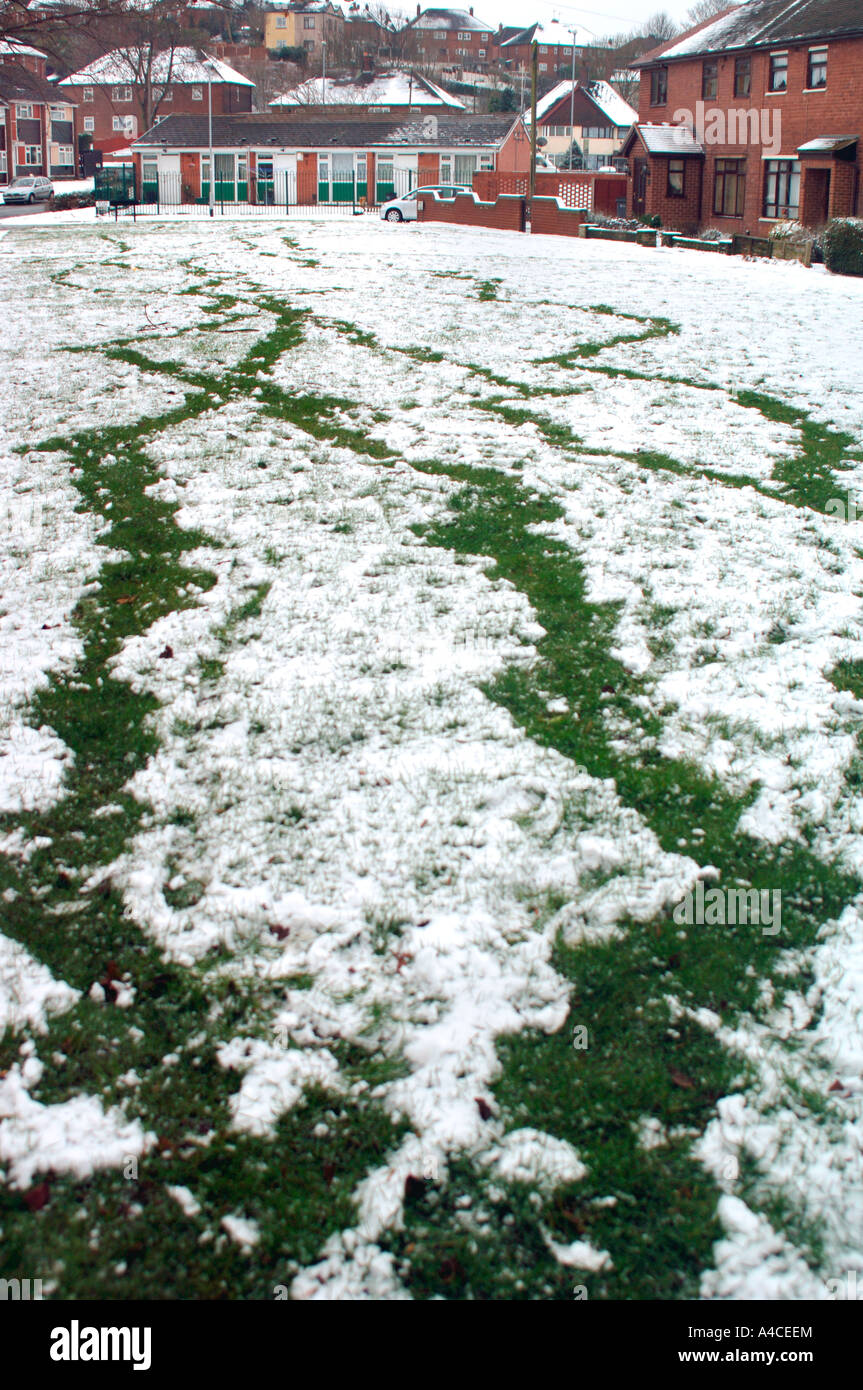 La découverte de pistes sur un paysage couvert de neige, faites par les enfants Matériel roulant des boules géantes. Banque D'Images