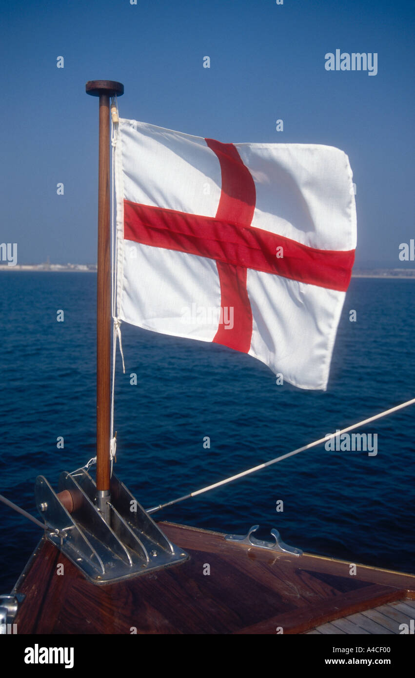 La croix de saint Georges sur l'Jackstaff d'un navire peu Dunkerque Weymouth Dorset England UK Banque D'Images