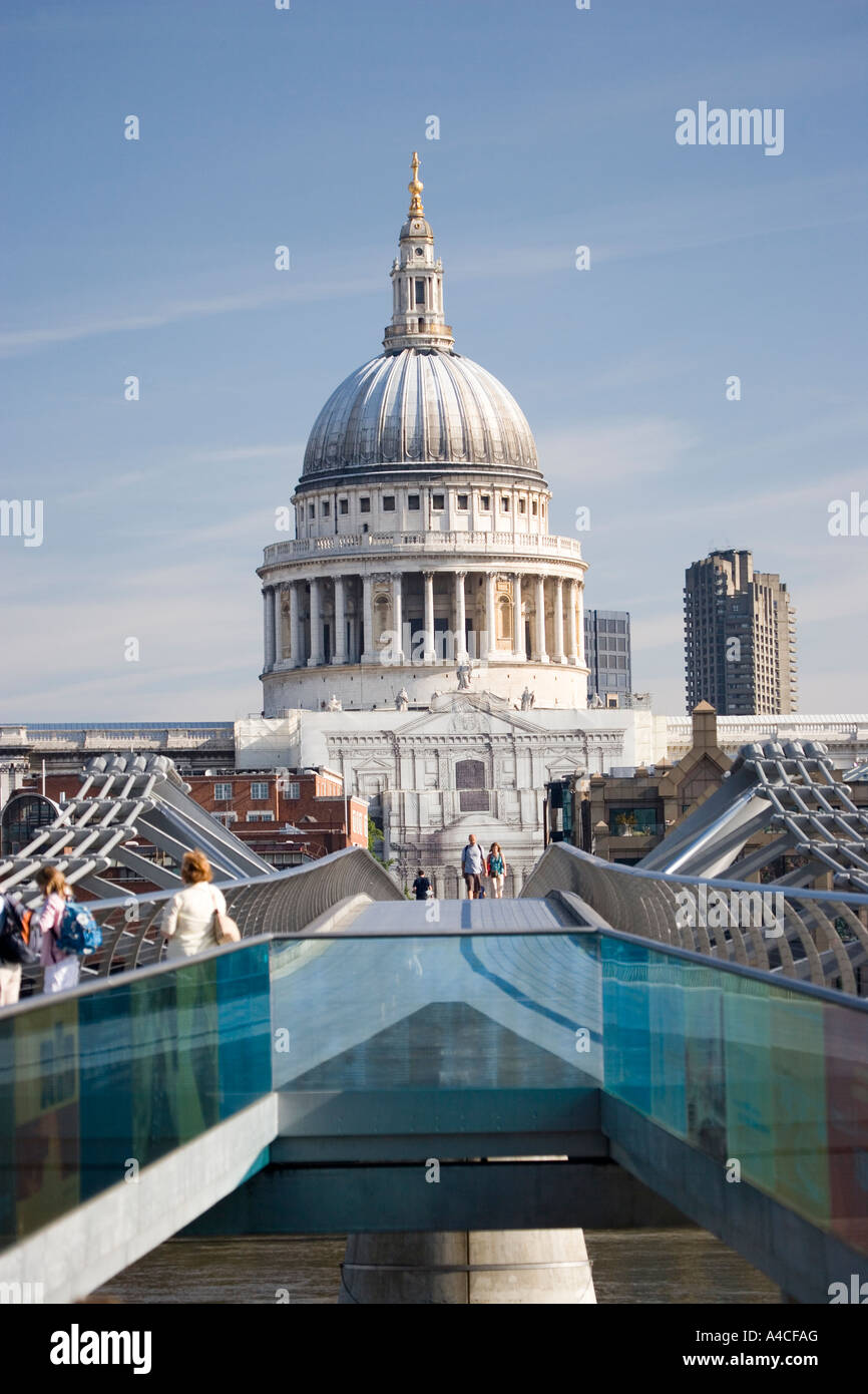 Millennium Bridge et Cathédrale St Paul London Banque D'Images