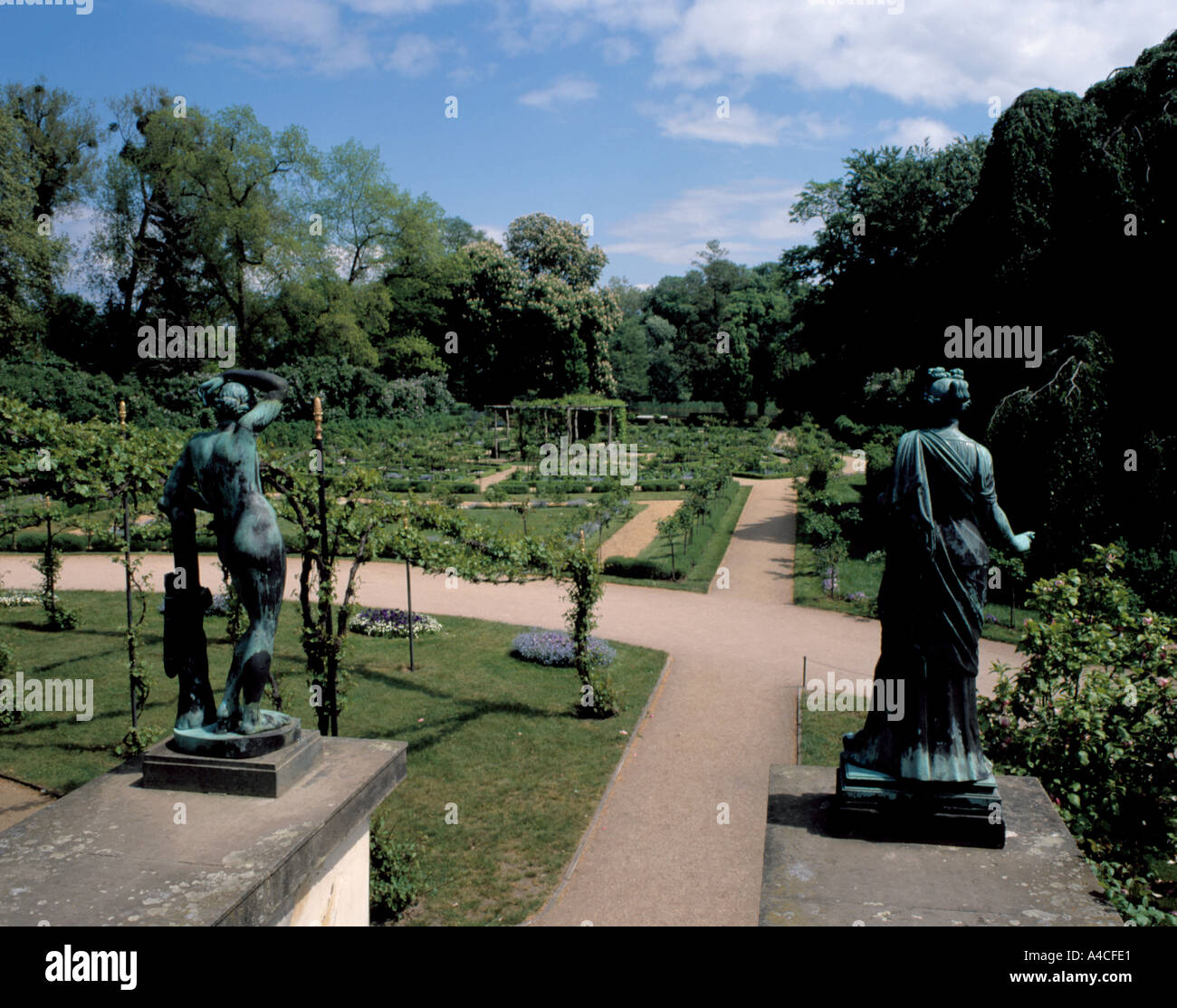 Vue sur jardins de palais de Charlottenhof, Potsdam, Brandebourg, Allemagne. Banque D'Images