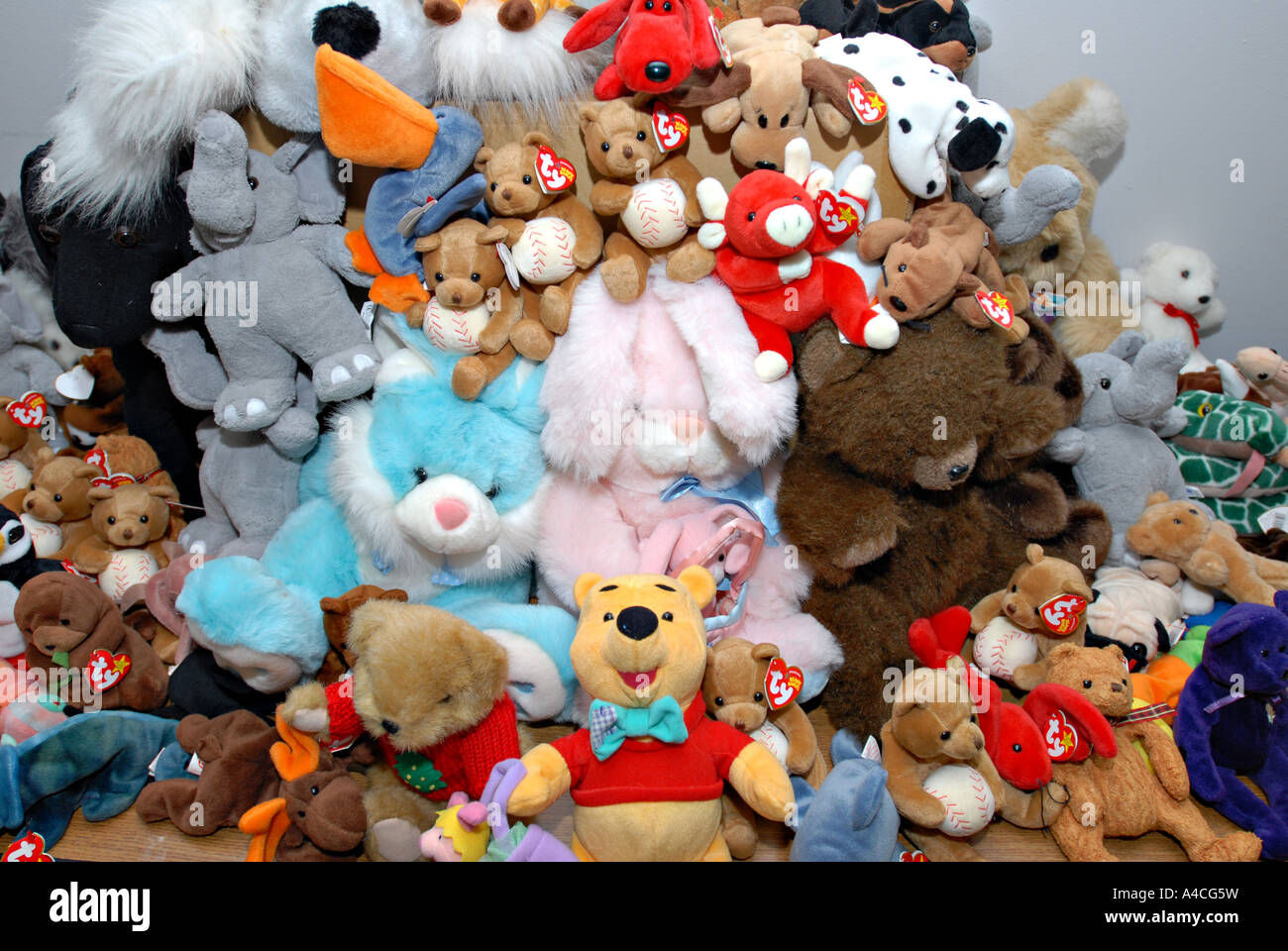 Des tas de peluches recueillies pour des enfants nécessiteux au cours de  charité Photo Stock - Alamy