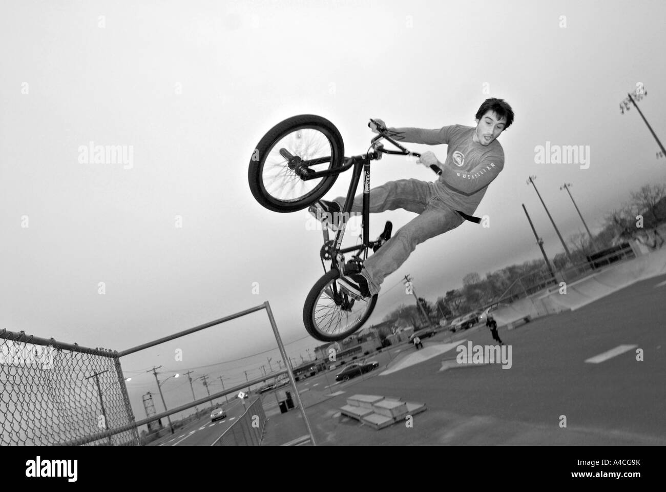 Un cycliste vole dans l'air sur un saut à un Skate Park, février, 2007 West Haven Pennsylvania USA Banque D'Images