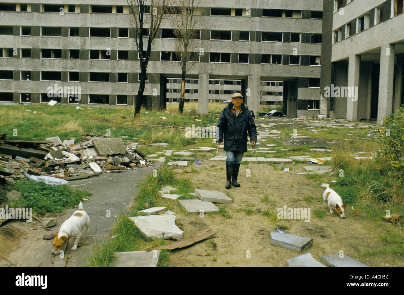 'Un homme promène son chien par Netherly, Liverpool, Angleterre. Cet ensemble immobilier est dû à la démolition. ' Banque D'Images