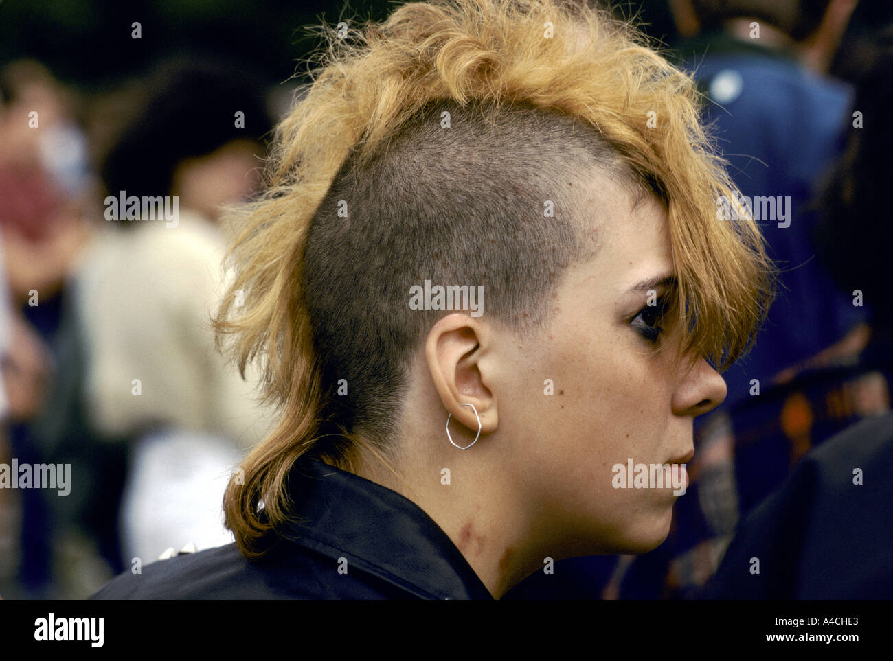 Punk fille avec une blonde coiffure mohican, Notting Hill, Londres, Angleterre Banque D'Images