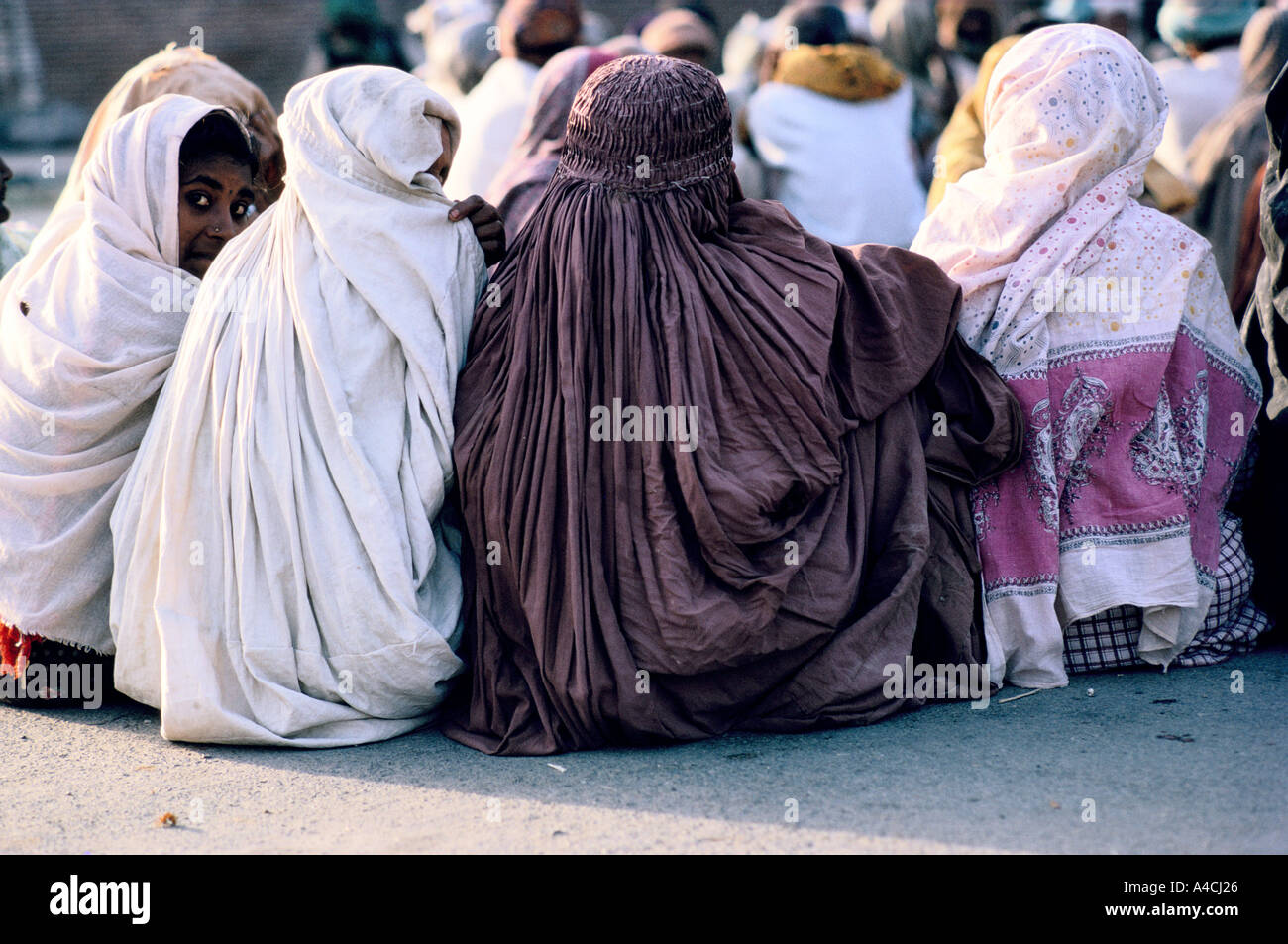 Les femmes dans le sanctuaire de Rukn Shah-e-Alam domine la ville de Multan, au Pakistan. Banque D'Images