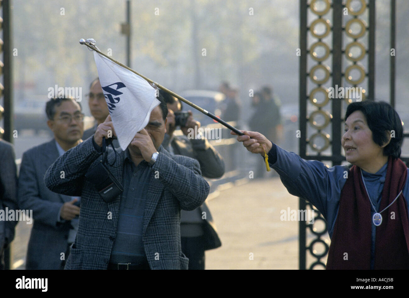 Touriste japonais à prendre des photos par le palais de Buckingham, London England Banque D'Images