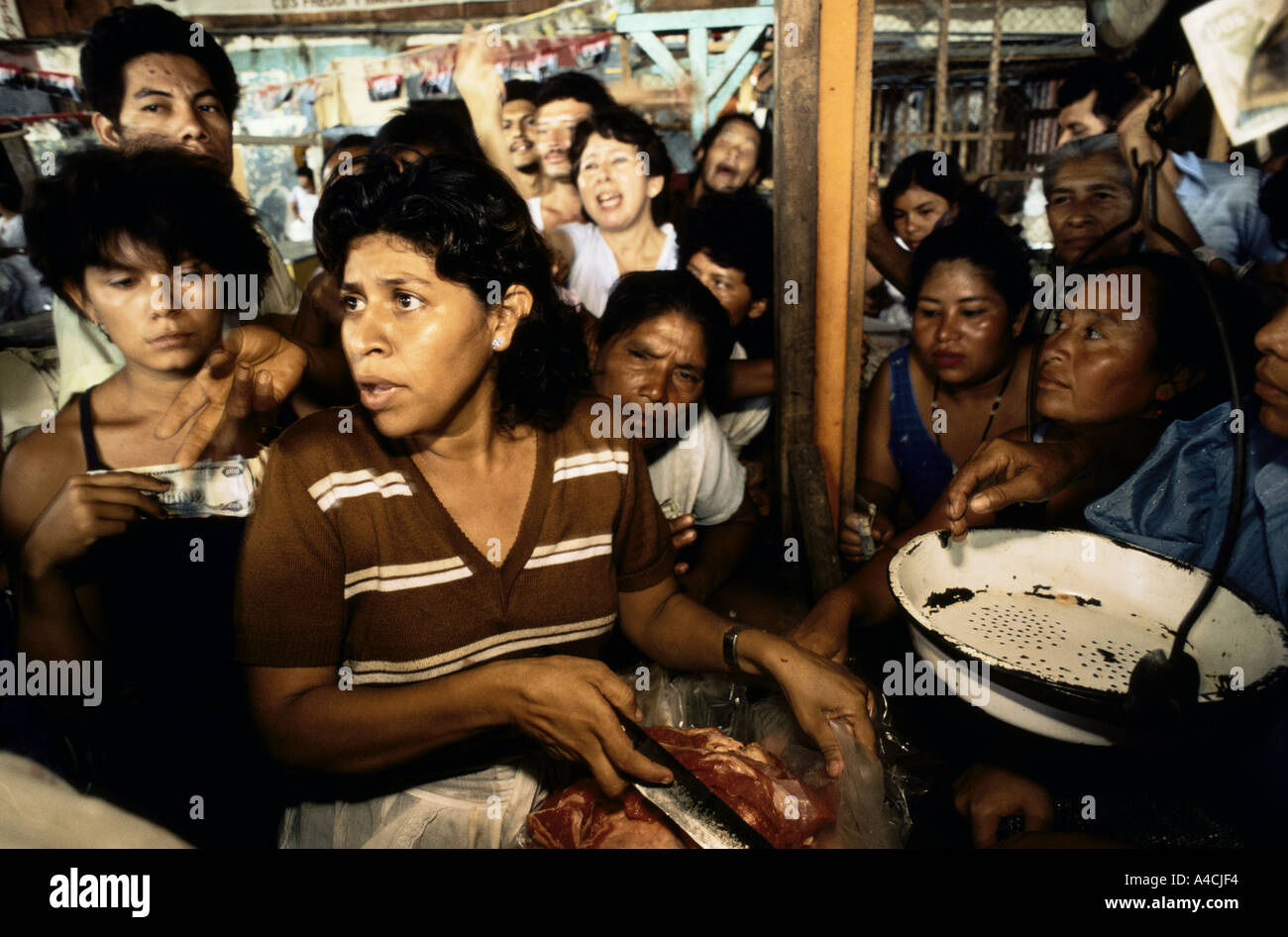 Managua, Nicaragua, juin 1986. Personnes en attente à l'Oriental marché pour acheter de la viande fraîche maintenant à manquer à cause de la guerre avec nous à des Contras. Banque D'Images