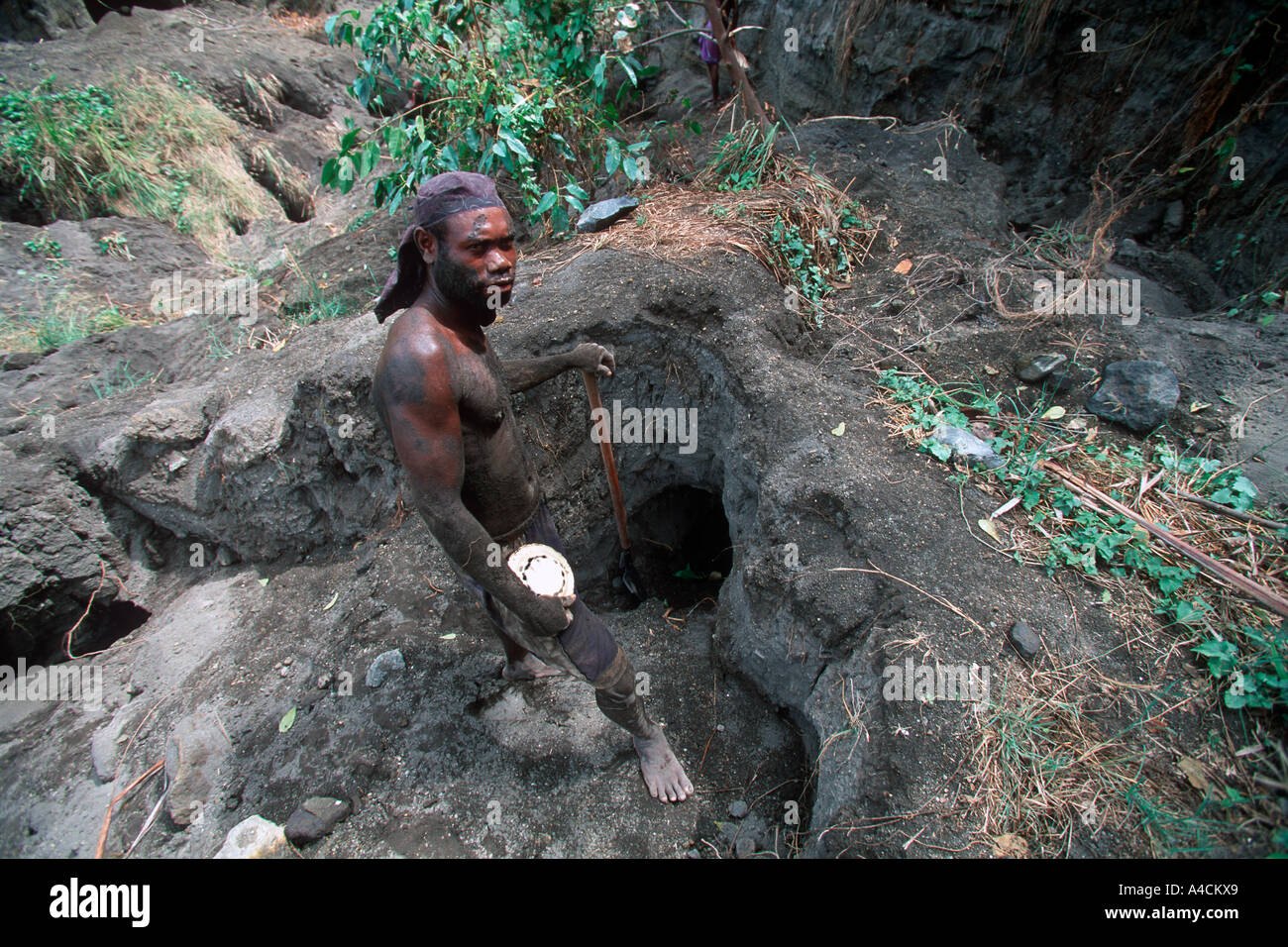 Un Matupit Torres prend une pause de l'excavation de Megapodes oeufs au pied du Mont volcan Tuvurvur Banque D'Images