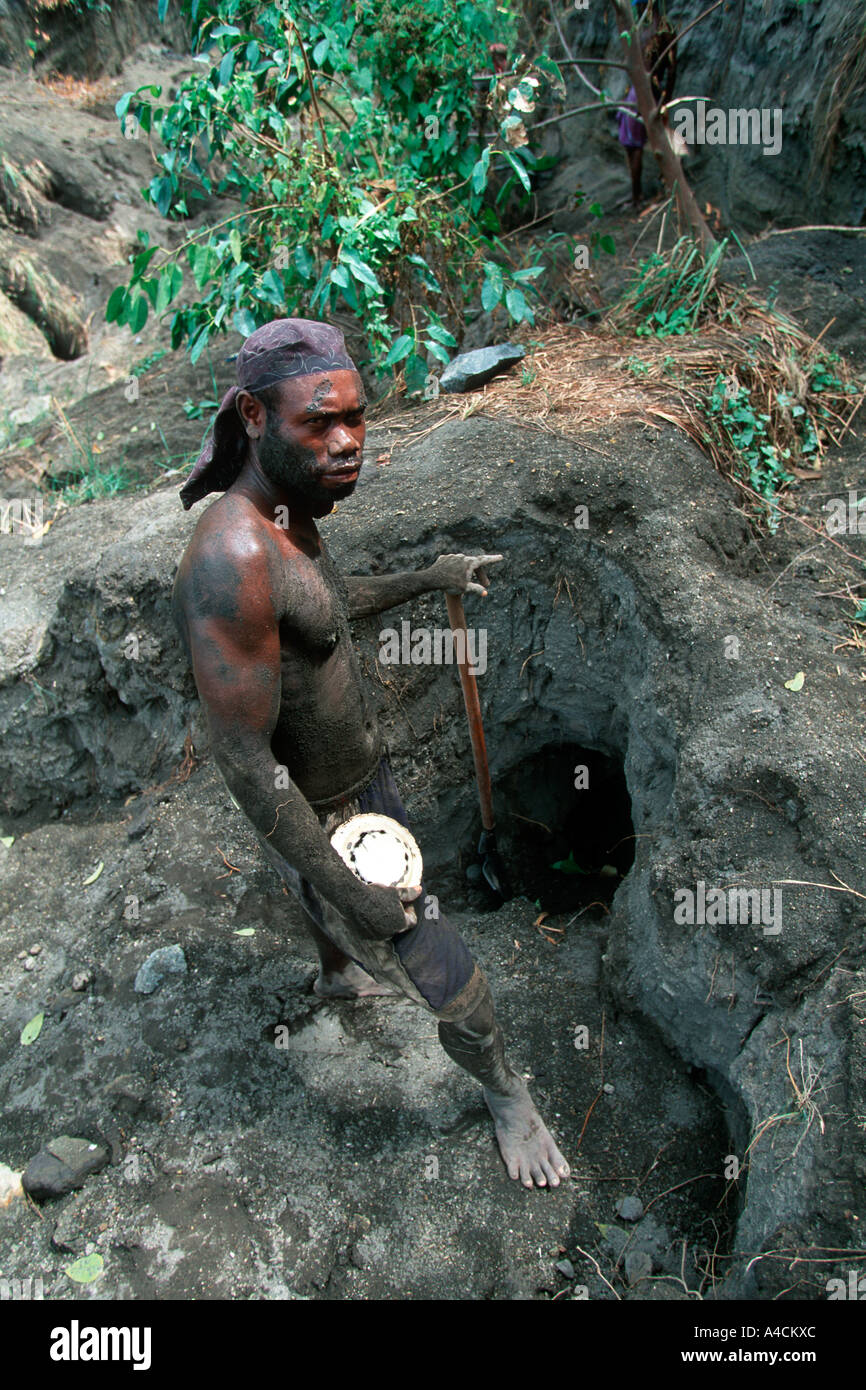 Un Matupit Torres prend une pause de l'excavation de Megapodes oeufs au pied du Mont volcan Tuvurvur Banque D'Images