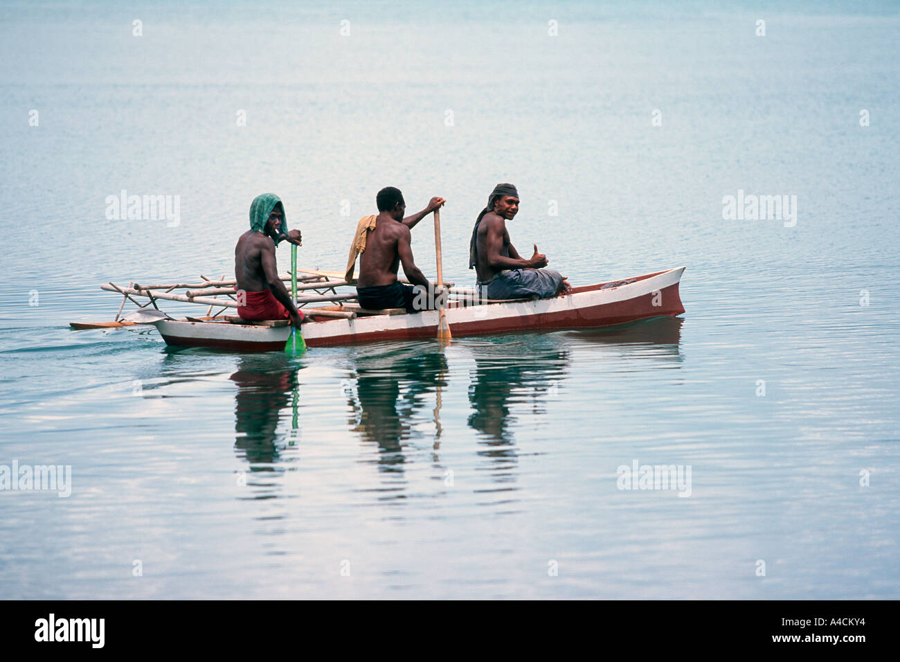 Les Insulaires autochtones Matupit paddle accueil dans le champs de la récolte des oeufs Megapode, au pied du Mont volcan Tuvurvur Banque D'Images
