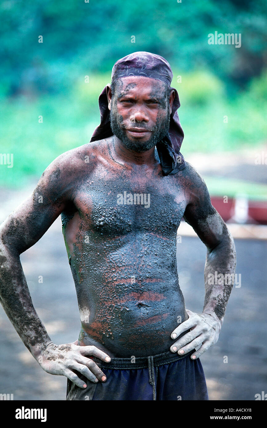 Couvert de poussière volcanique de cendres et d'un natif de terre Matupit Torres prend une pause de l'excavation de Megapodes oeufs Banque D'Images