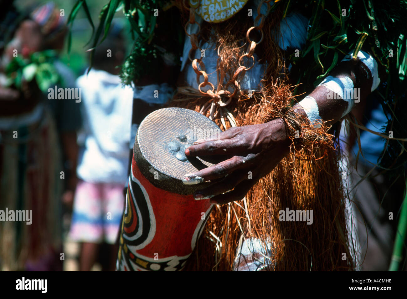 Hiri Moale Gogooala Festival tribesman dans la peinture de la guerre à partir de la sierra méridionale effectue des danses traditionnelles et joue du bongo Banque D'Images