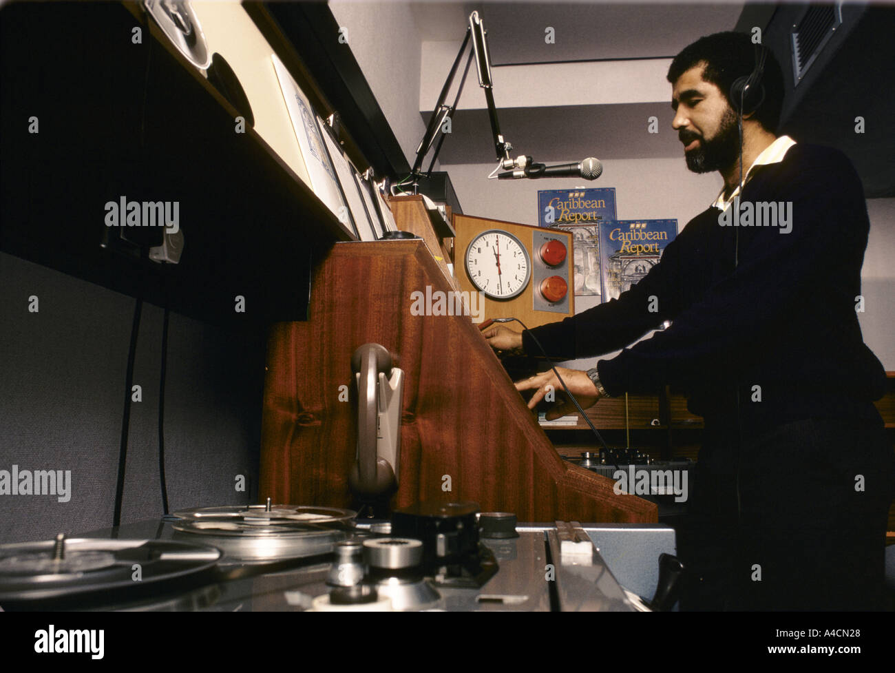 L'enregistrement d'un article pour le service en langue espagnole de la BBC World Service au Bush House Londres en 1987 Banque D'Images