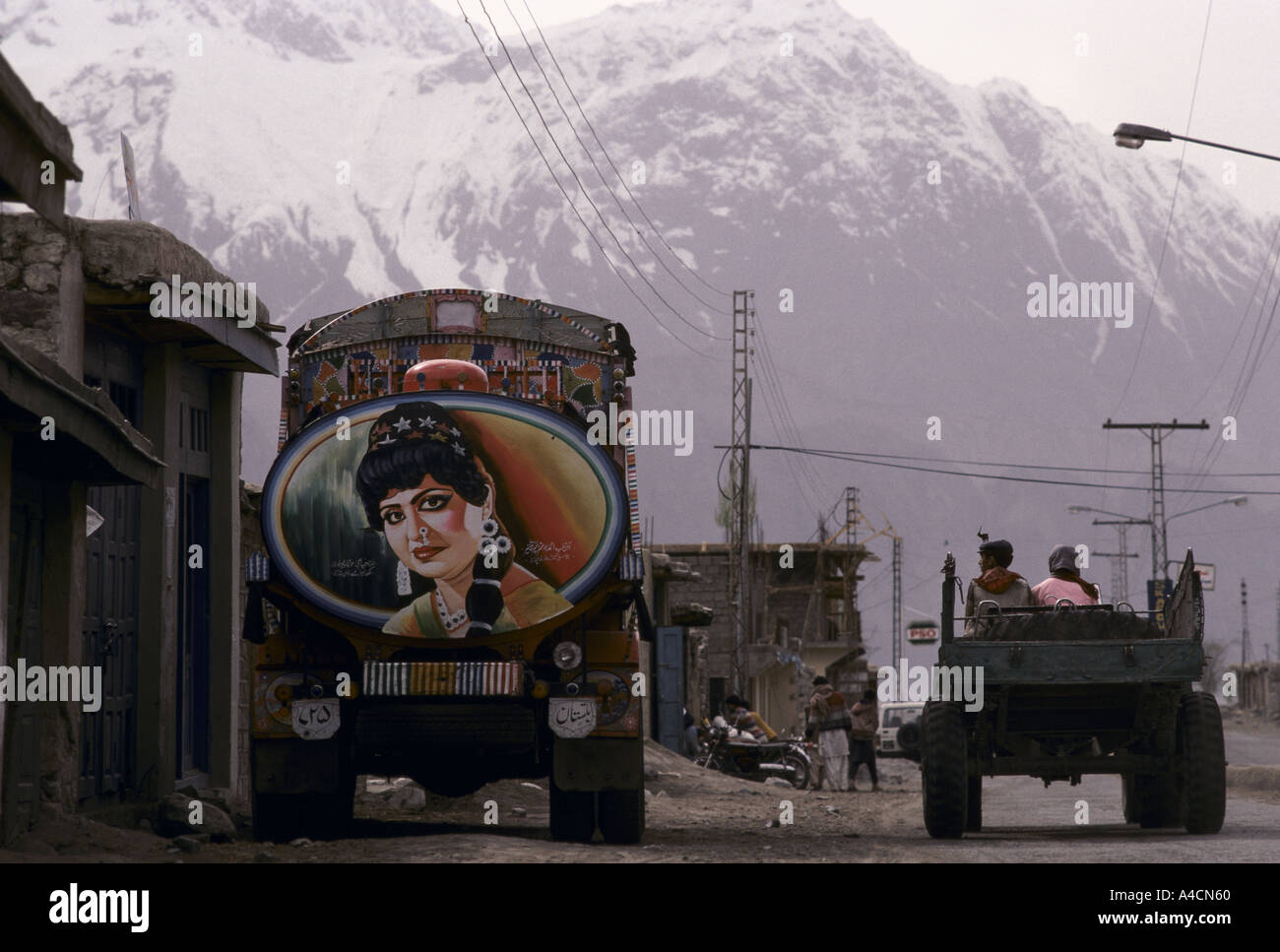 Un camion peint avec l'image d'un film de Bollywood star, stationné à Skardu, Cachemire, Pakistan, 1990. Banque D'Images