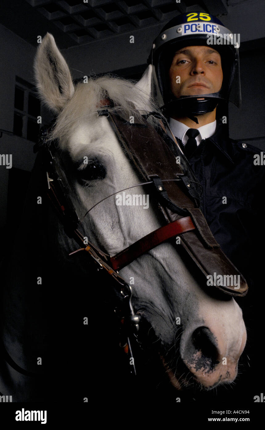 La formation des chevaux de la police Hounslow, London. Les chevaux de la police utilisée à Trafalgar square poll tax riot 31.3.90. L'homme et le cheval de la police en tenue de protection. Banque D'Images