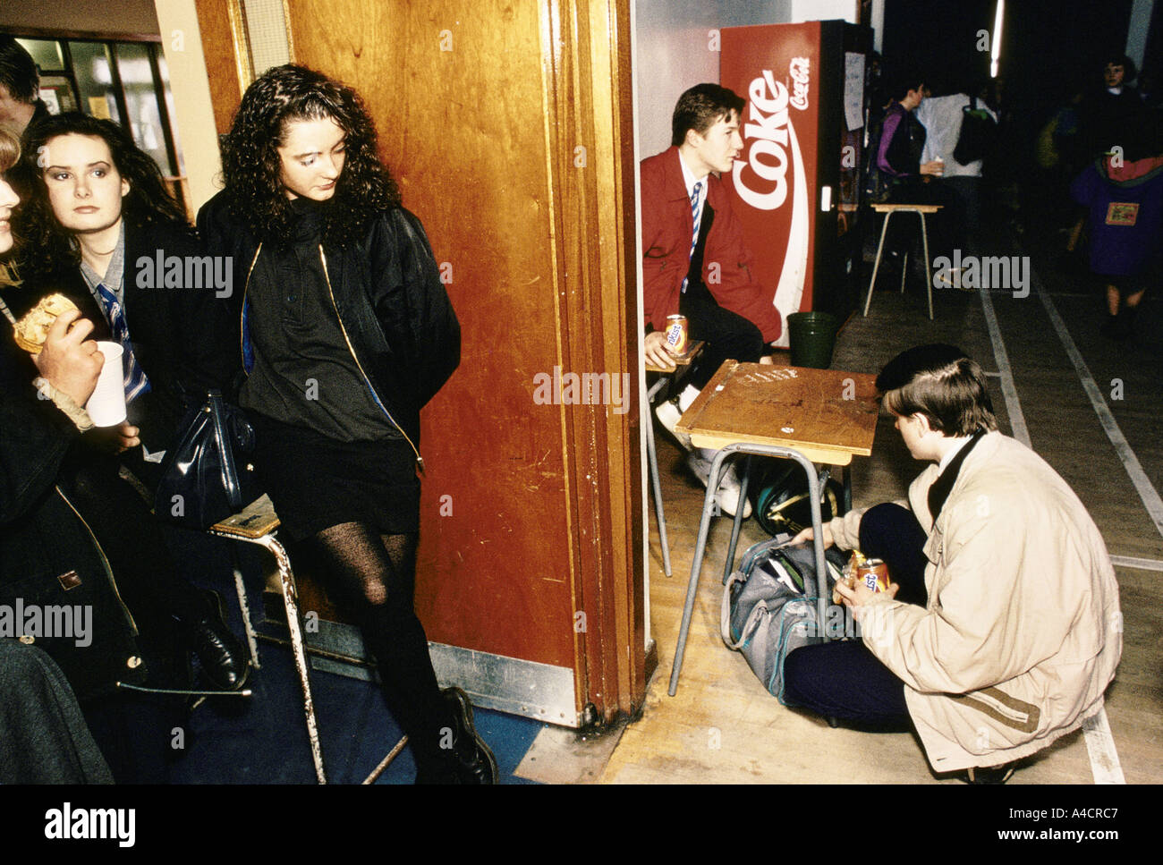 ÉLÈVES TRAÎNANT AUTOUR, ÉCOLE HOLYROOD, GLASGOW, 1990 Banque D'Images
