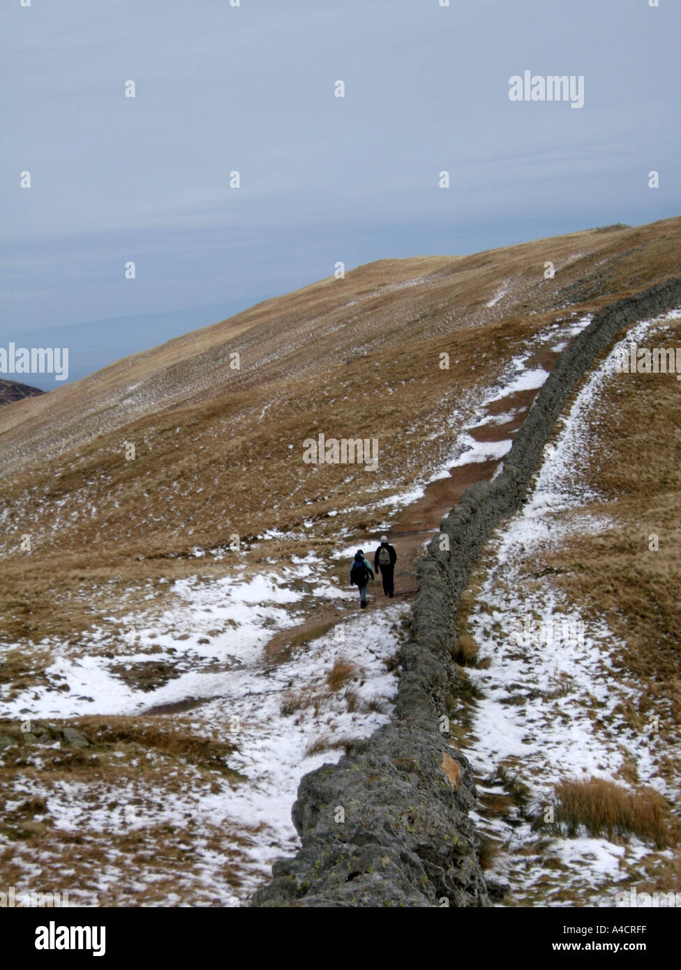 Les promeneurs sur Birkhouse Moor en hiver de Lake District Banque D'Images