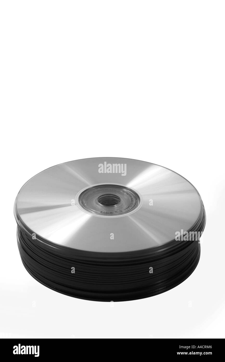 Image en noir et blanc d'une pile ou une pile de CD sur un fond blanc avec petit studio de mise au point conceptuelle des technol Banque D'Images