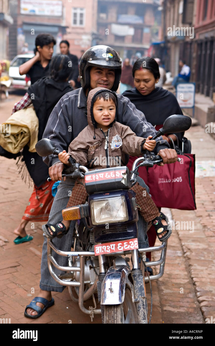 Famille obtenir sur moto à Bhaktapur, Népal Banque D'Images