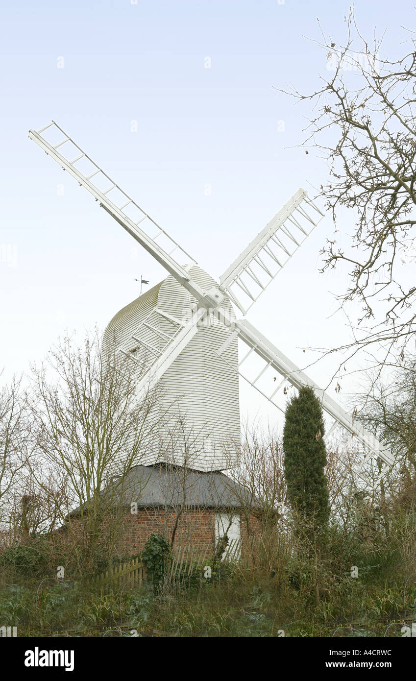 Moulin rural avec ciel bleu en été illustrant le sens de l'histoire commerciale Banque D'Images