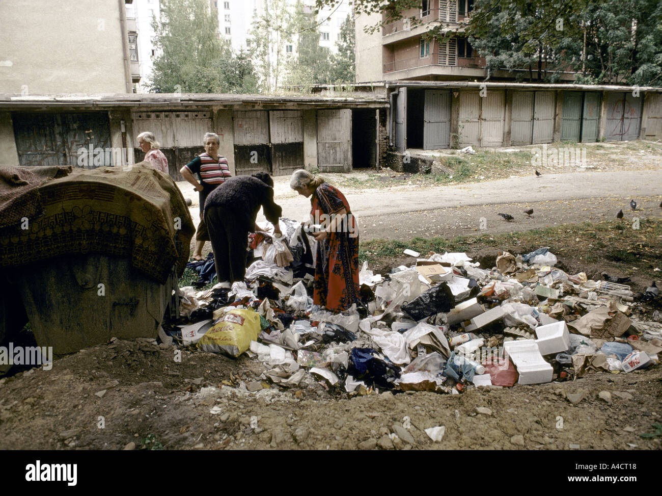 Greivica sous contrôle serbe, Sarjevo : Les gens fouillent les vêtements laissés par les personnes qui ont déjà fui, Sept 1992 Banque D'Images