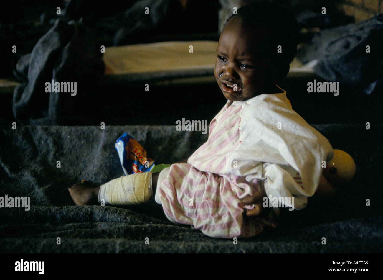 La guerre civile rwandaise - un an, fille, la seule survivante de sa famille qui ont tous été assassinés par des bandes de Hutus, dans l'hôpital de la Croix rouge internationale avril 1994 Banque D'Images
