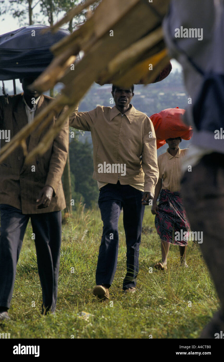 Kigali, Rwanda, Avril 1994 : 5 000 Tutsis se réfugier dans l'enceinte de l'hôpital Roi Fayçal, sous la protection des soldats de la paix des Nations Unies. Sur le côté est de la ville c'est dans un domaine sur lequel le Front patriotique rwandais (FPR) a gagné le contrôle. Banque D'Images