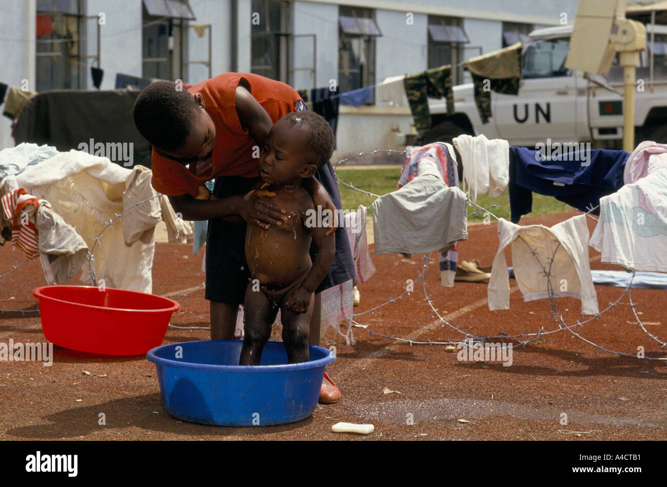 Kigali, Rwanda, Avril 1994 : 5 000 Tutsis se réfugier dans l'enceinte de l'hôpital Roi Fayçal, sous la protection des soldats de la paix des Nations Unies. Sur le côté est de la ville c'est dans un domaine sur lequel le Front patriotique rwandais (FPR) a gagné le contrôle. Banque D'Images