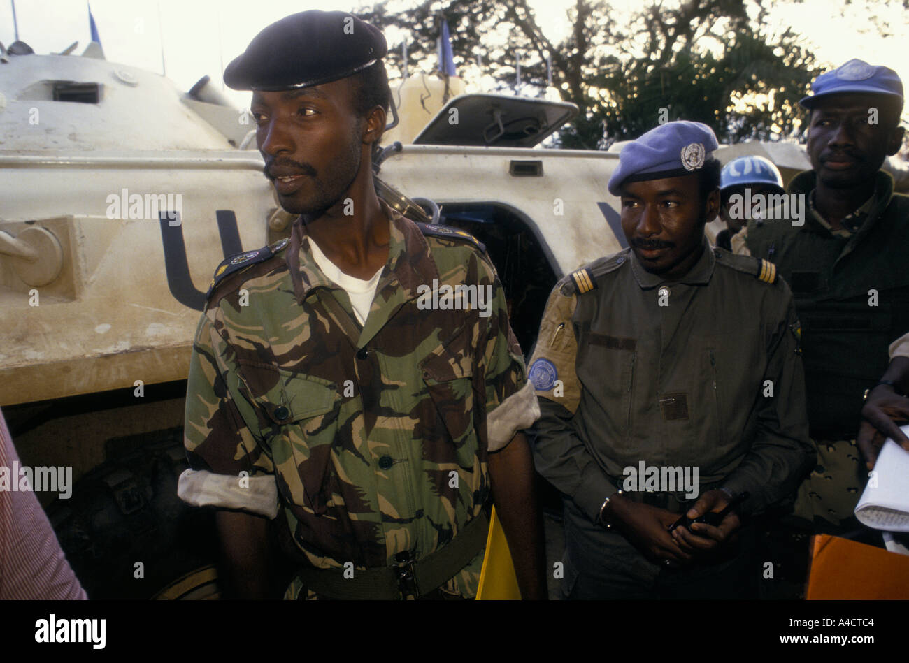 "La guerre civile rwandaise', NÉGOCIATEUR DU FPR SUR LE POINT D'ENTRER DANS L'ONU BLINDÉ à l'EXTÉRIEUR DE L'hôtel Méridien, Kigali, Banque D'Images