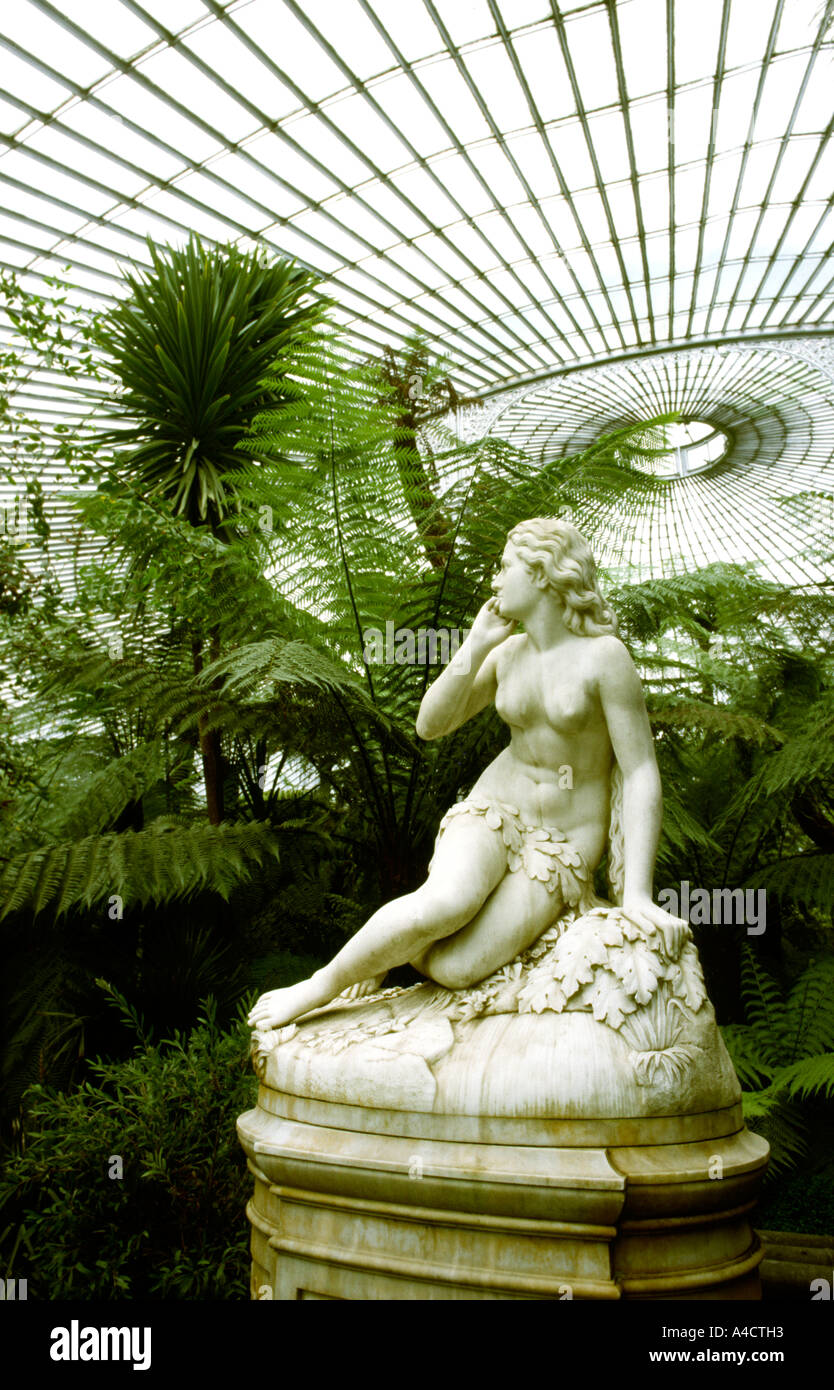 L'Écosse Glasgow Botanical Gardens sculpture dans le Palm House Banque D'Images