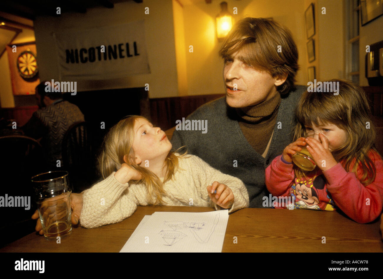 LUNDY ISLAND SMOKESTOP' 1994, Mère et fille, DEUX SMOKESTOPPERS, AVEC STRESSBALLS. Banque D'Images