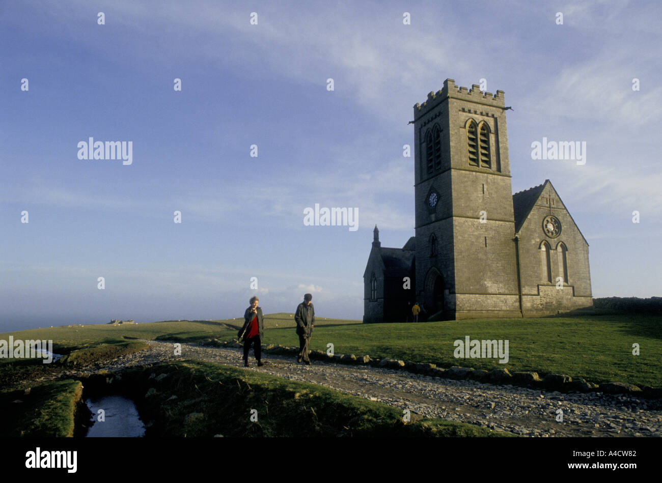 LUNDY ISLAND SMOKESTOP', 1994 SMOKESTOPPERS en passant devant l'île de LUNDY'S ST. HELINA'S CHURCH. Banque D'Images