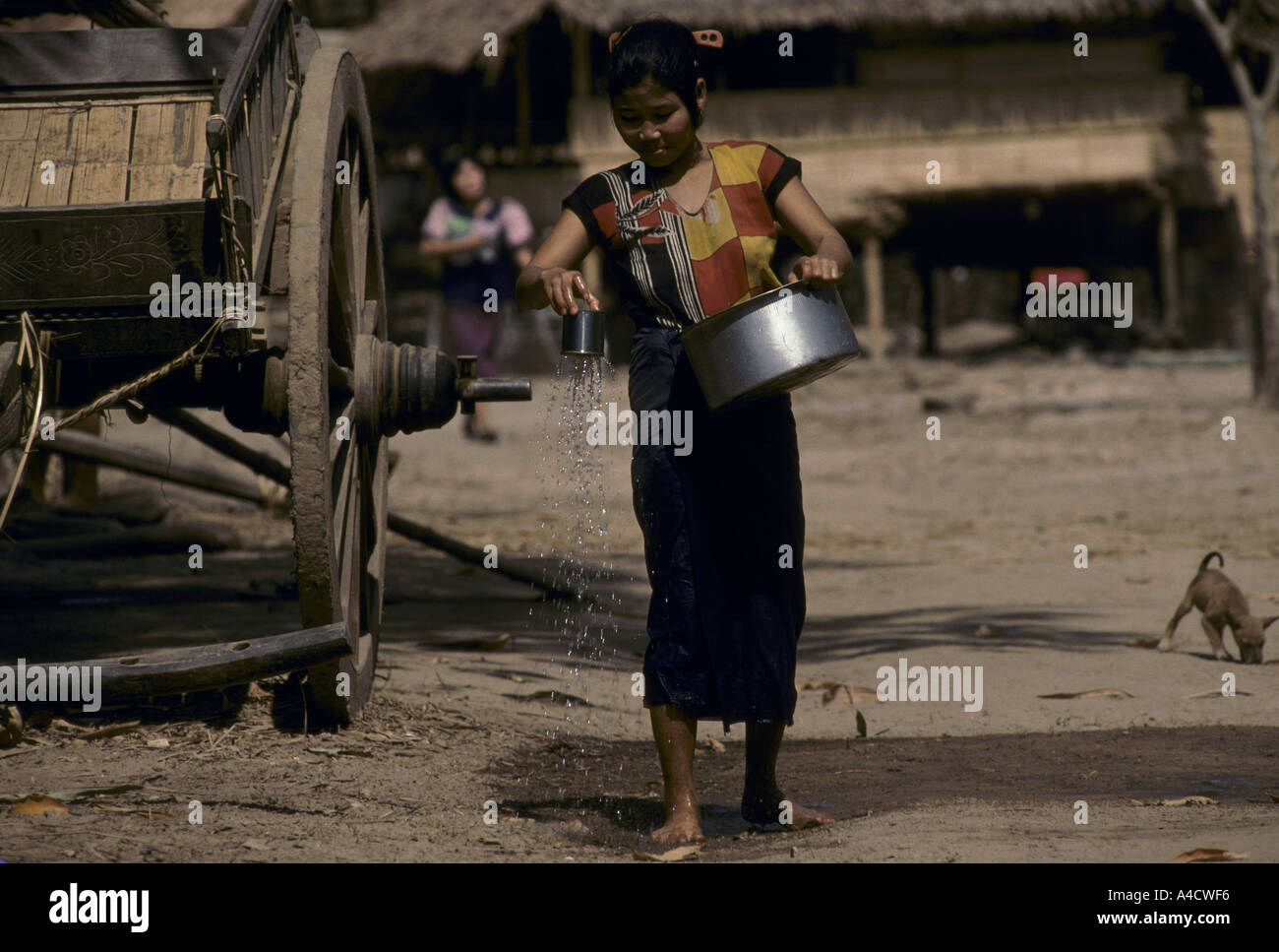 Birmanie frontière thaïlandaise, 1992 : Après les attaques de l'armée birmane des milliers de réfugiés ont franchi Mon Karen en Thaïlande Banque D'Images