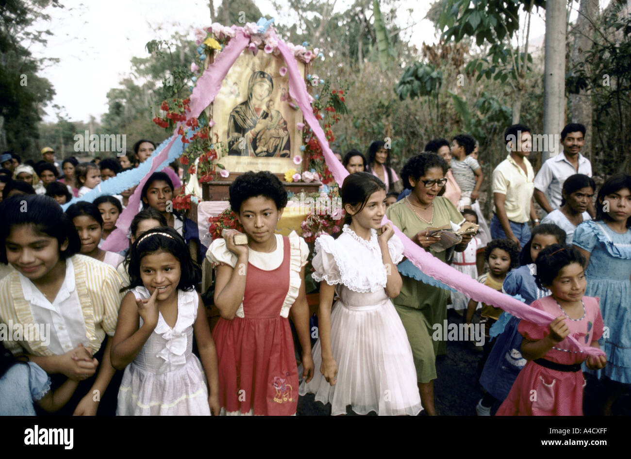 Les filles portent une icône de la Vierge Marie dans une procession de l'église, à Gaza sous occupation israélienne, Gaza, Israël Banque D'Images