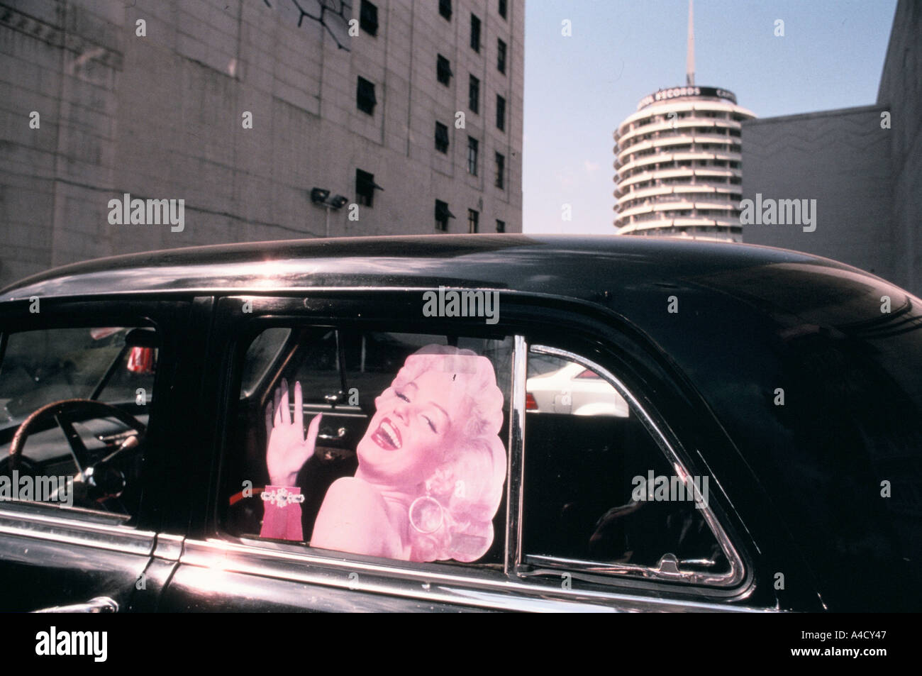 Marilyn Monroe une découpe dans une voiture sur une rue de Los Angeles, USA Banque D'Images