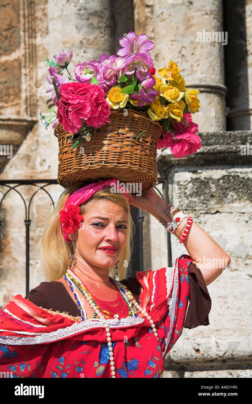 Dame holding panier de fleurs sur sa tête, Plaza de la Catedral, La Havane, La Habana Vieja, Cuba Banque D'Images