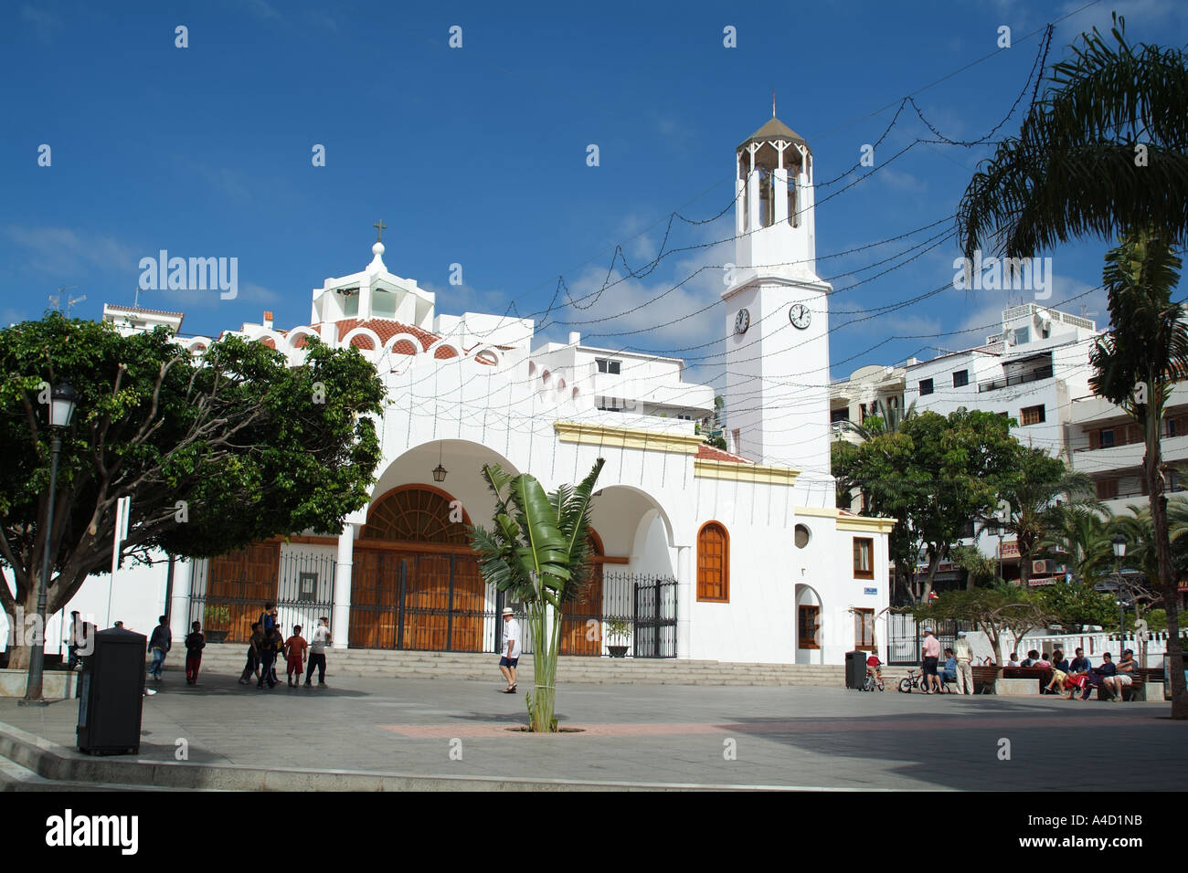 Place de la ville et église paroissiale de Los Cristianos, une célèbre station balnéaire dans le sud de Tenerife Espagne Banque D'Images