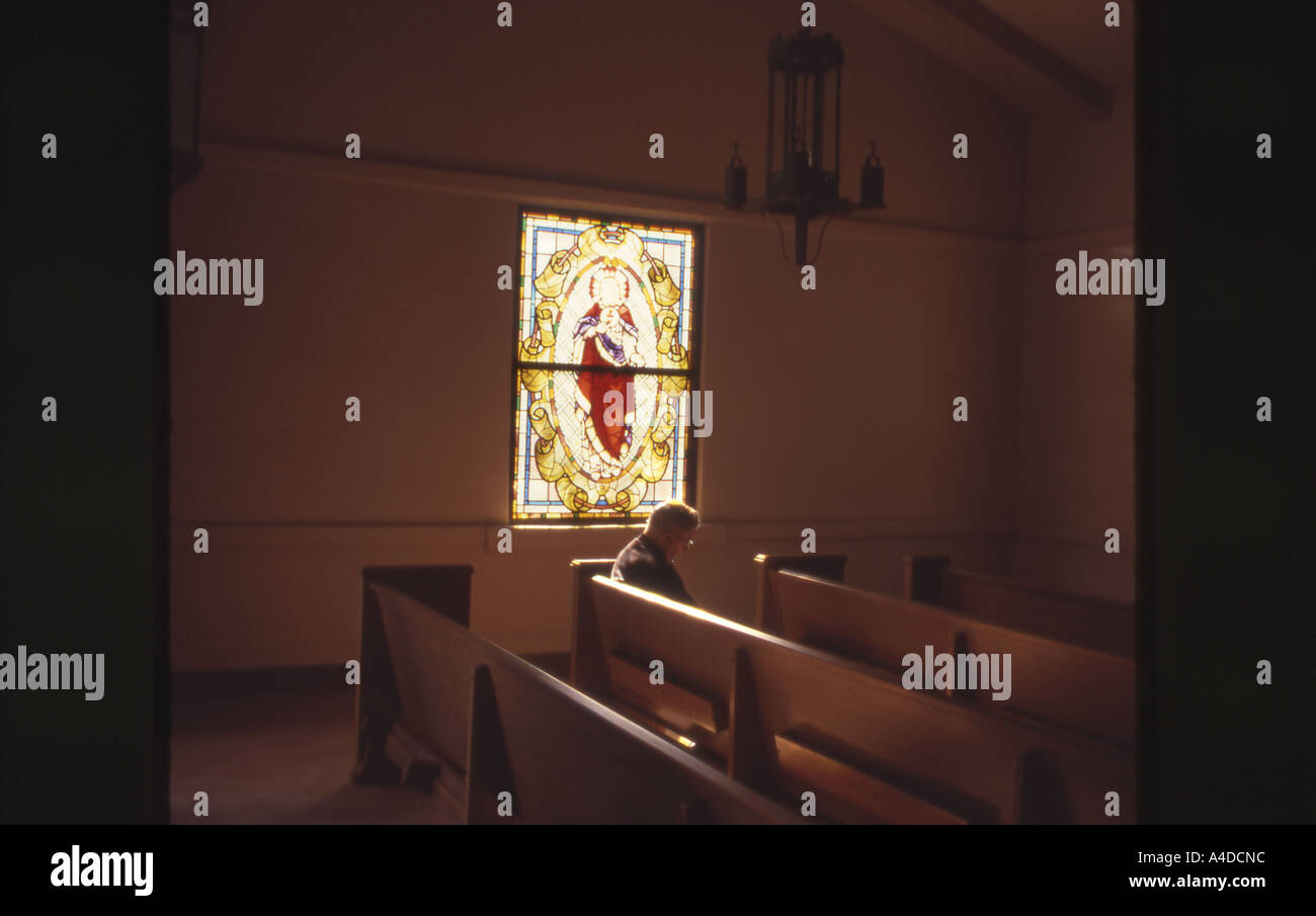 Prêtre dans la prière, à l'Église Banque D'Images