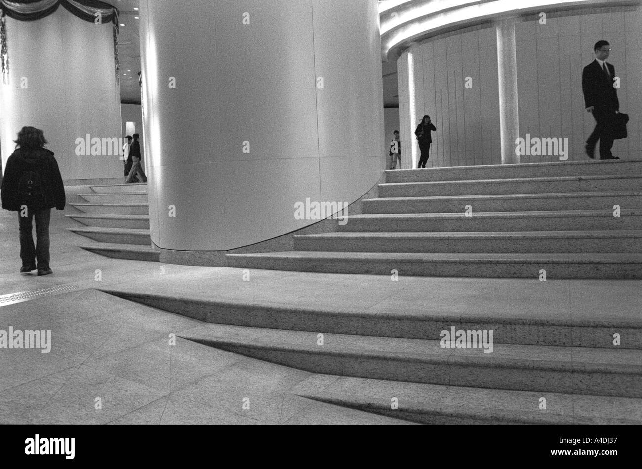 Balades d'affaires dans un bâtiment, de Hong Kong, République populaire de Chine, Hong Kong Banque D'Images