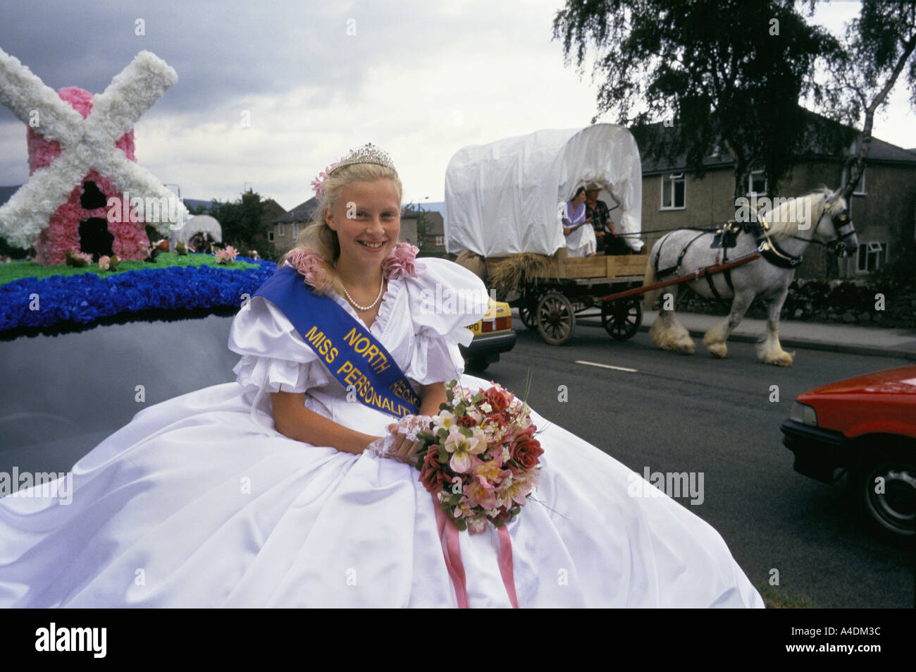 La reine du carnaval rides par flotteur sur elle alors qu'un entraîneur et de disques durs en cheval, la reine se réveille, Festival village de Bradwell Banque D'Images