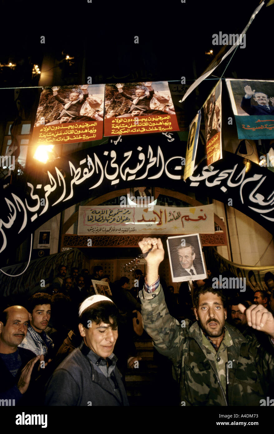 Démontrer les foules en faveur du président Assad durant la campagne référendaire de 1991. Le culte de la personnalité d'Assad. Banque D'Images