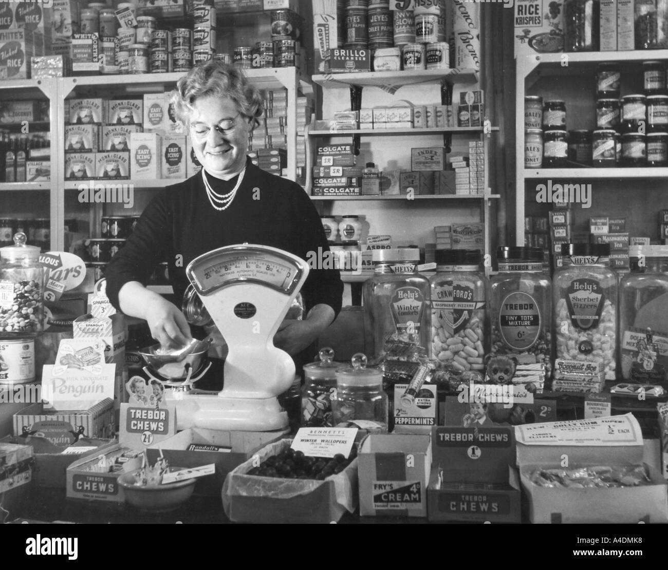 Dame travaillant en 1950 s Corner Shop histoire de vie au Pays de Galles Banque D'Images